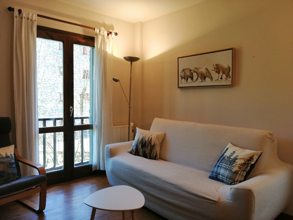 Airbnb con mejor rendimiento: Whirlpool, fireplace and pool - Herbasabina 5 en La Vall De Boí