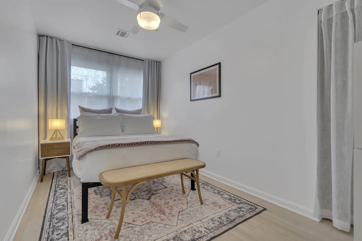 Chumba hiki cha kulala chenye utulivu kinatoa kitanda kamili chenye starehe, meza maridadi za kisasa za karne ya kati zilizo na mwangaza laini na madirisha mawili makubwa yaliyo na matuta ya kifahari, huunda mapumziko yenye utulivu kwa ajili ya mapumziko baada ya siku ya uchunguzi.