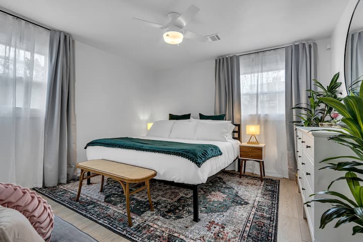 Rudi kwenye chumba hiki cha kulala chenye utulivu kilicho na kitanda cha kifahari chenye matandiko ya kifahari, mapambo ya kupendeza, na mwangaza laini, na kuunda oasisi tulivu inayofaa kwa ajili ya kulala usiku wenye utulivu.