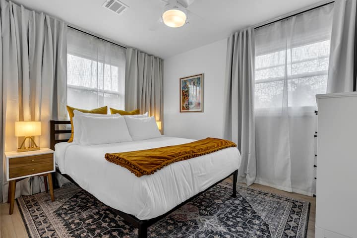 Chumba hiki cha kulala kinachovutia kinatoa likizo tulivu pamoja na kitanda chake cha kifahari, mwangaza wa joto, madirisha mawili makubwa yenye mapambo ya kifahari na mapambo ya kupendeza, kuhakikisha sehemu ya kukaa yenye utulivu na maridadi.