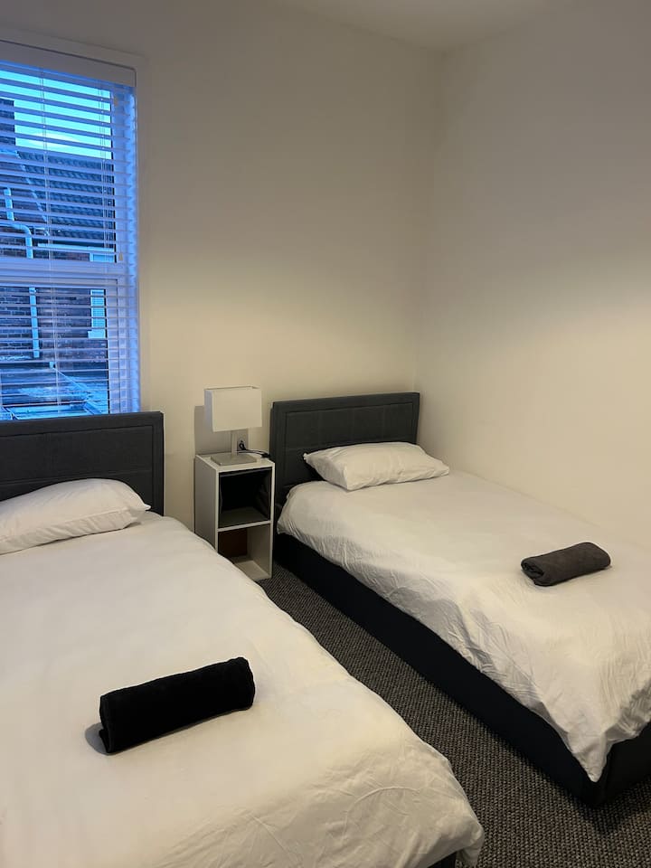 ห้องนอน 2 พร้อมเตียงเดี่ยว 2 หลัง 