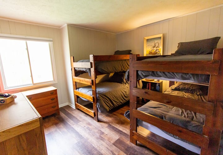 Habitación infantil con 2 literas.