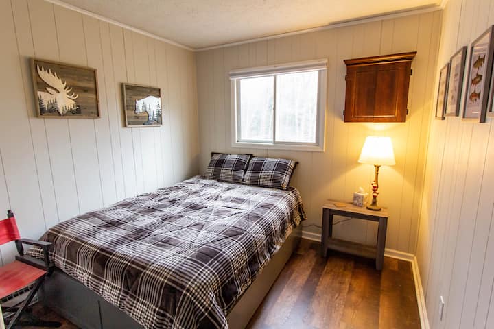 Cama queen en el tercer dormitorio