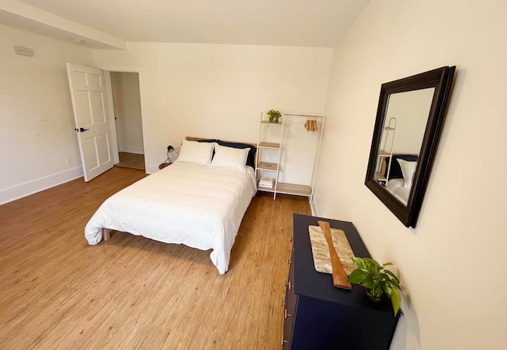 krevet br. 2 - radni stol, komoda, otvoreni ormar/ormar