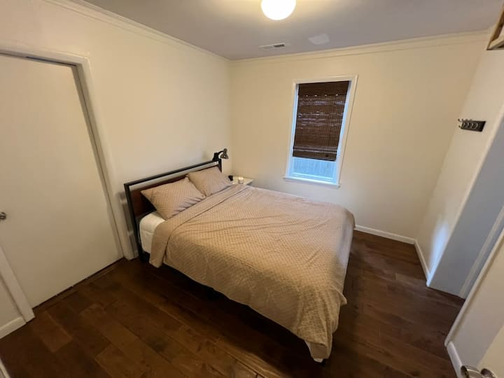 Chumba cha kulala cha ukubwa wa malkia kinachounganishwa na bafu kamili la kujitegemea