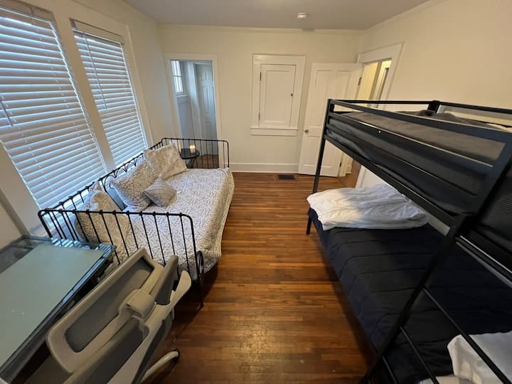 Vitanda vya ghorofa na kitanda cha mchana, kwa jumla ya vitanda 3 pacha katika chumba hiki, pia dawati dogo