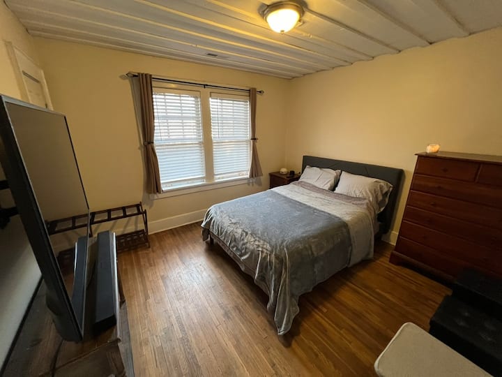 Chumba cha kulala chenye ukubwa kamili chenye inchi 65 za LG Smart TV