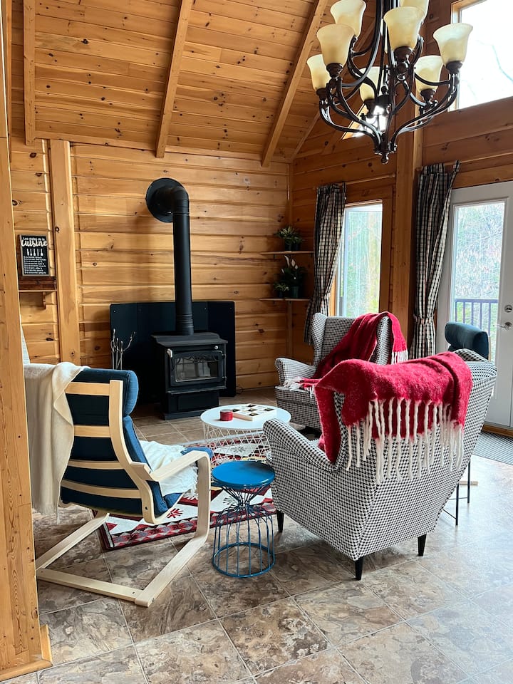 ห้องนั่งเล่นมีเตาผิงฟืนอยู่ชั้นล่าง 