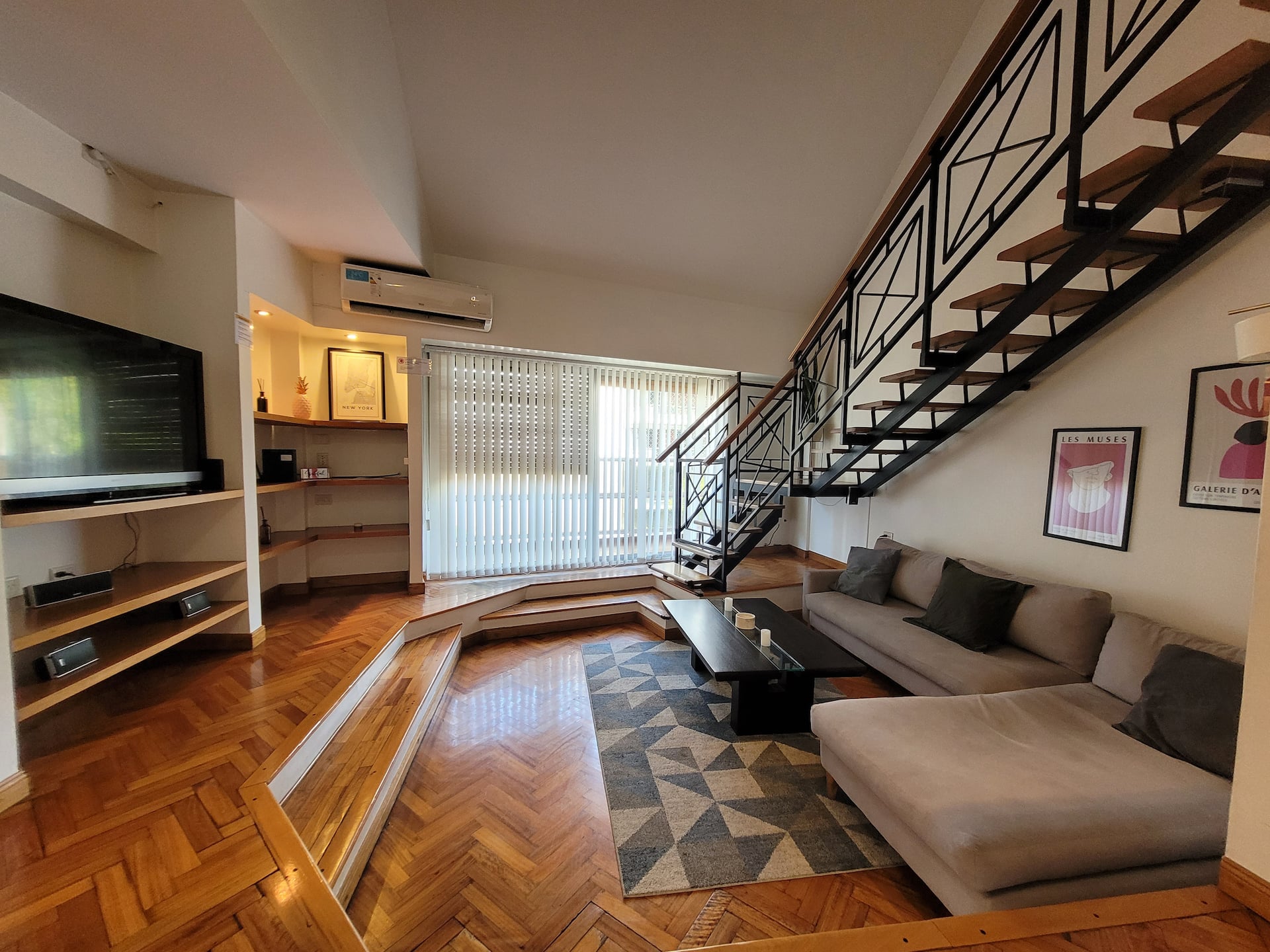 Four-bedroom duplex apartment in Almagro