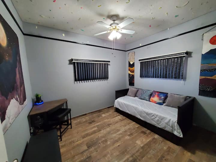 ห้องที่ 2 พร้อมเตียงนอนเล่นคู่ (เปลี่ยนเป็นเตียงคิงไซส์)