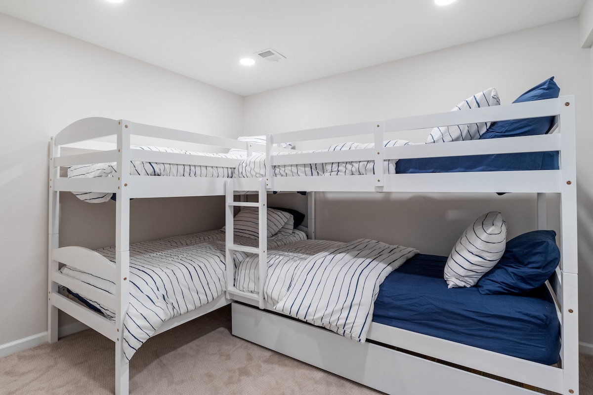 Chumba cha ghorofa ya chini w/ 3 + Trundle