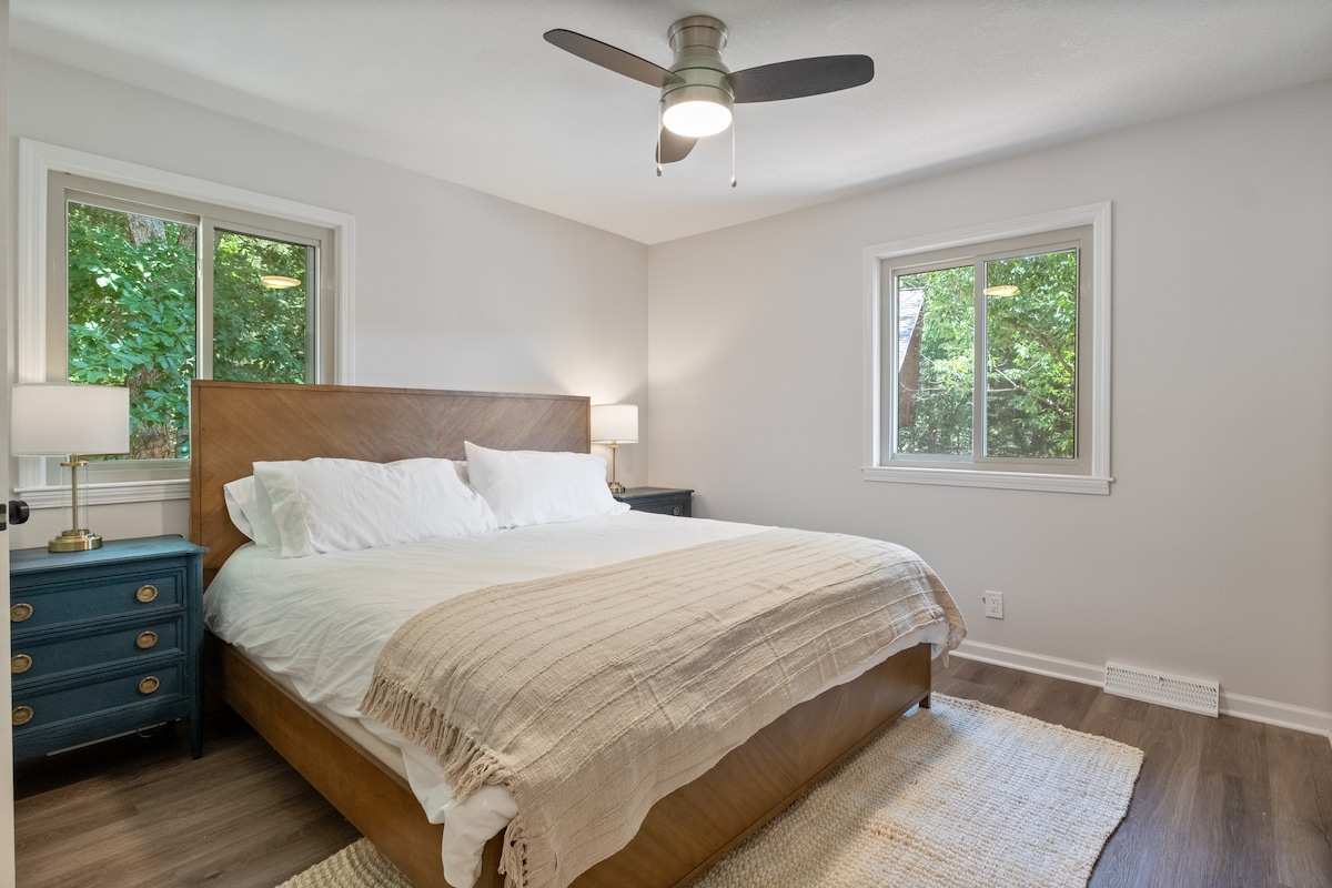 Master Bedroom King Bed w/ Full Bathroom