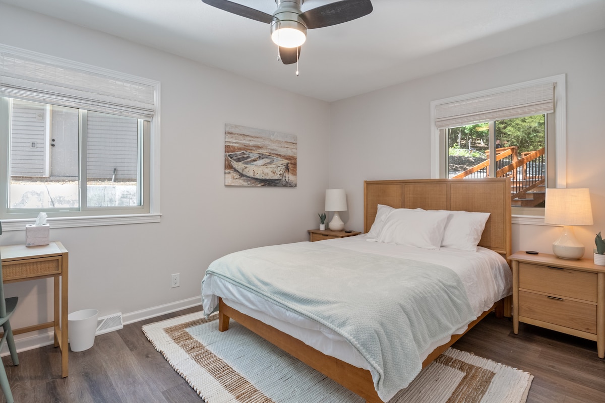 Chumba cha kulala cha ukumbi wa juu - malkia aliye na dawati na kiti