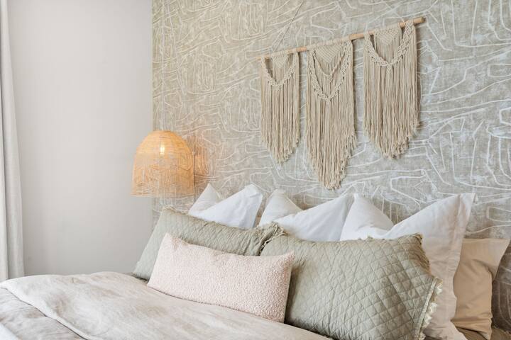 Lux & Bright! Rooftop Deck! 1.5 Miles to Broadway! gallery image 5