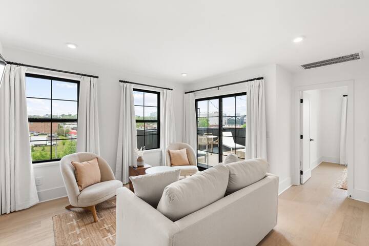 Lux & Bright! Rooftop Deck! 1.5 Miles to Broadway! gallery image 3