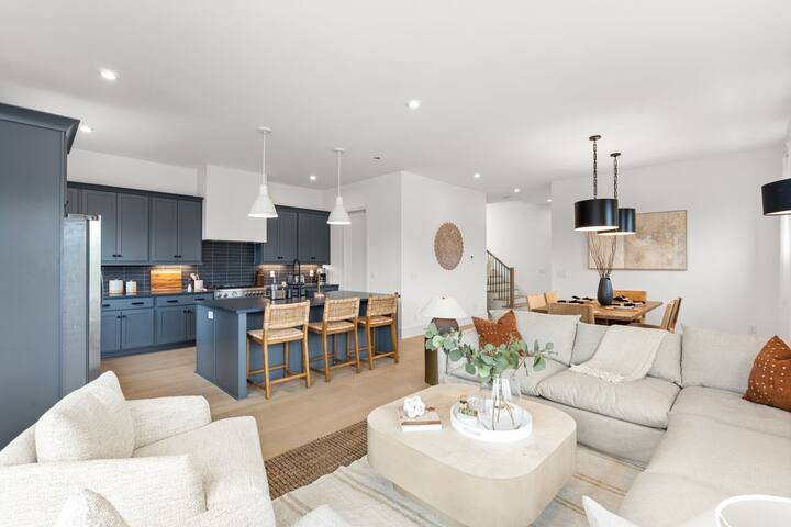 Lux & Bright! Rooftop Deck! 1.5 Miles to Broadway! gallery image 4