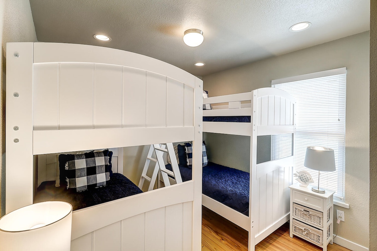 Spálňa pre hostí 3 - 2 dvojlôžka s poschodovými posteľami