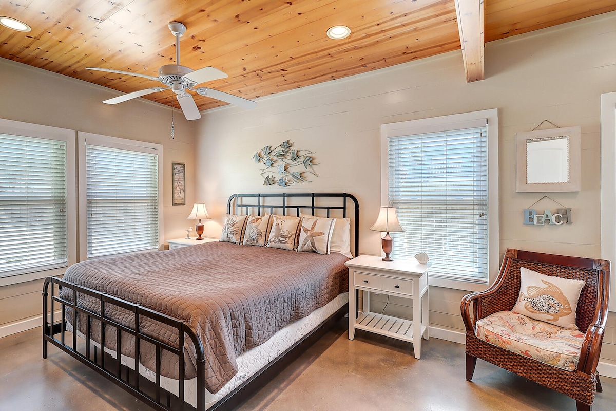 Primárna spálňa - manželská posteľ s vlastnou kúpeľňou