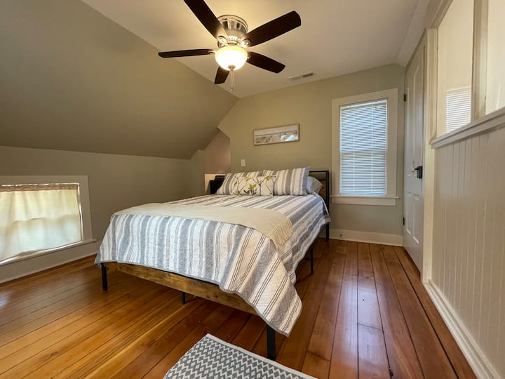 Schlafzimmer mit Queensize-Bett, Spielzimmer-Eingang auf der linken Seite des Fotos