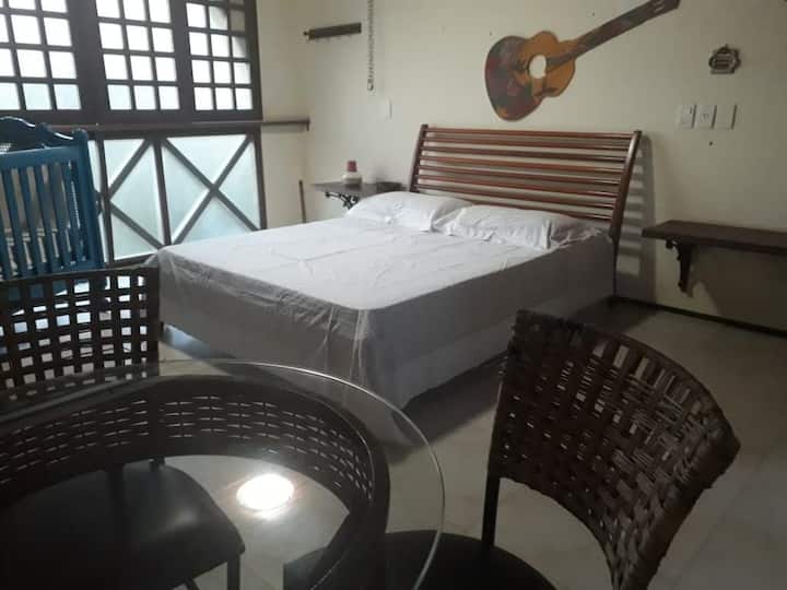 Master Suite - Kitanda cha watu wawili, kitanda cha mtoto, dirisha kubwa na maoni mazuri ya Bustani na Bwawa. kwa mtazamo wa eneo ambalo kwa kawaida hufanyika tamasha la Jazz & Blues.