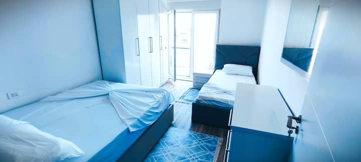 Საძინებელი ორი ადამიანისგან შემდგარი საწოლით და ერთადგილიანი საწოლით