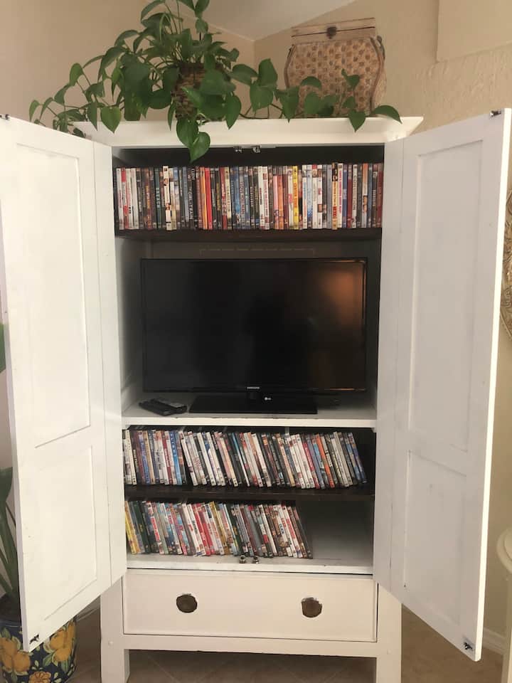 Плосък екран с DVD плейър и много филми, от които да избирате
