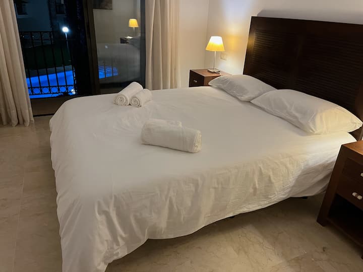 Hoofdslaapkamer met uitzicht op het zwembad