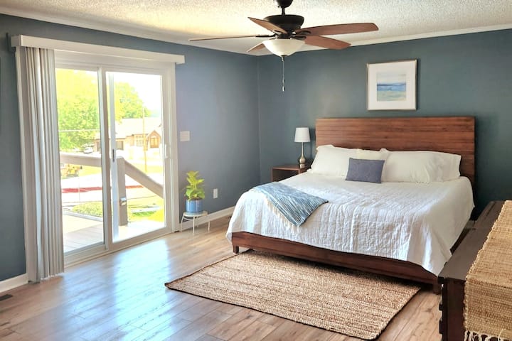 تحتوي غرفة النوم الرئيسية على جناح غرفة نوم كينج جديدة تمامًا وبياضات فاخرة وتلفزيون ذكي وحمام رئيسي خاص ومساحة واسعة للخزانة وباب زجاجي منزلق يفتح على إطلالات بانورامية جميلة على حمام السباحة والبحيرة من السطح العلوي