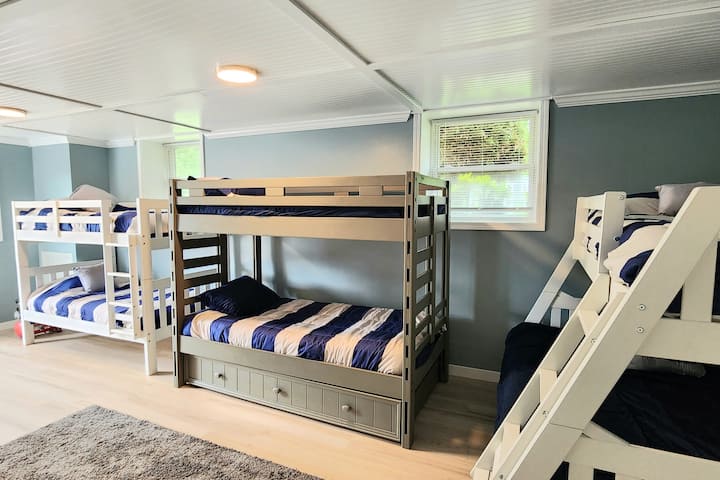 تحتوي الغرفة ذات الطابقين على سريرين مزدوجين/توأم، توأم/توأم مع سرير مزدوج/كامل مع مساحة كبيرة للعب!