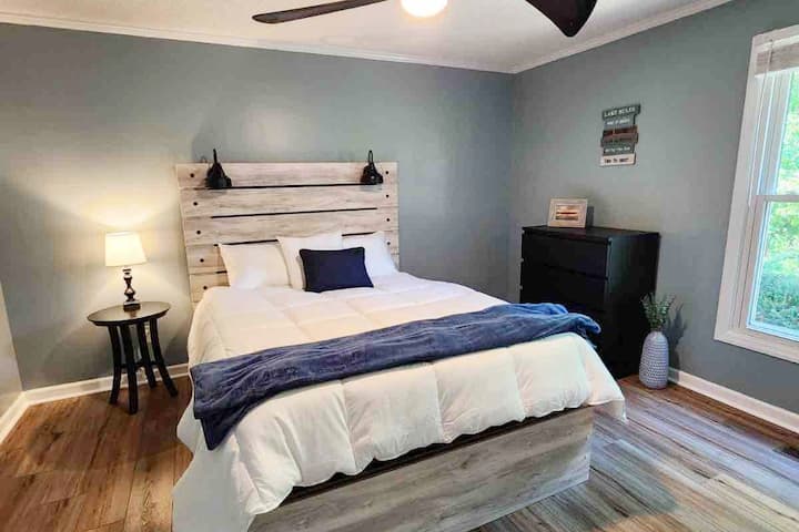 سرير كوين جديد وبياضات فاخرة ومروحة سقف وحمام على بعد خطوات قليلة فقط من القاعة