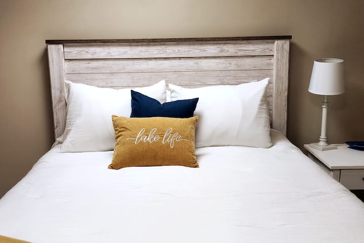 غرفة نوم ثالثة بسرير كوين جديد وبياضات فاخرة وحمام على بعد خطوات قليلة فقط من الرواق