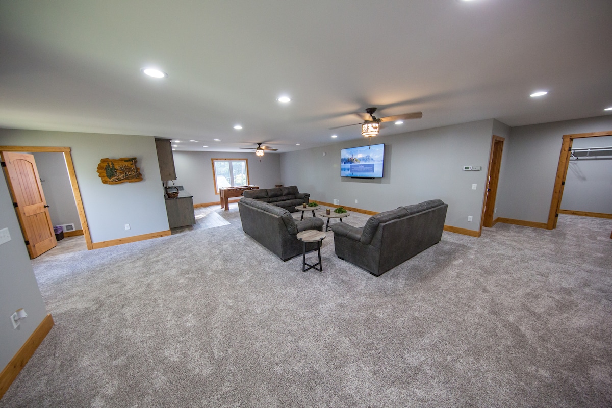 Salon à l'étage. TV 75"avec bar son. Les 3 canapés se détachent dans des lits pleins, un bar et une table de babyfoot.

Remarque : les 2 fauteuils-lits ne sont pas sur cette photo. 