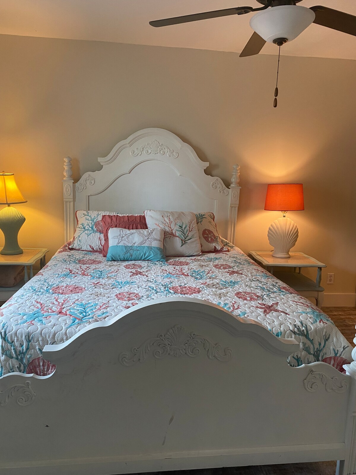 El dormitorio principal tiene cama tamaño queen y baño privado.