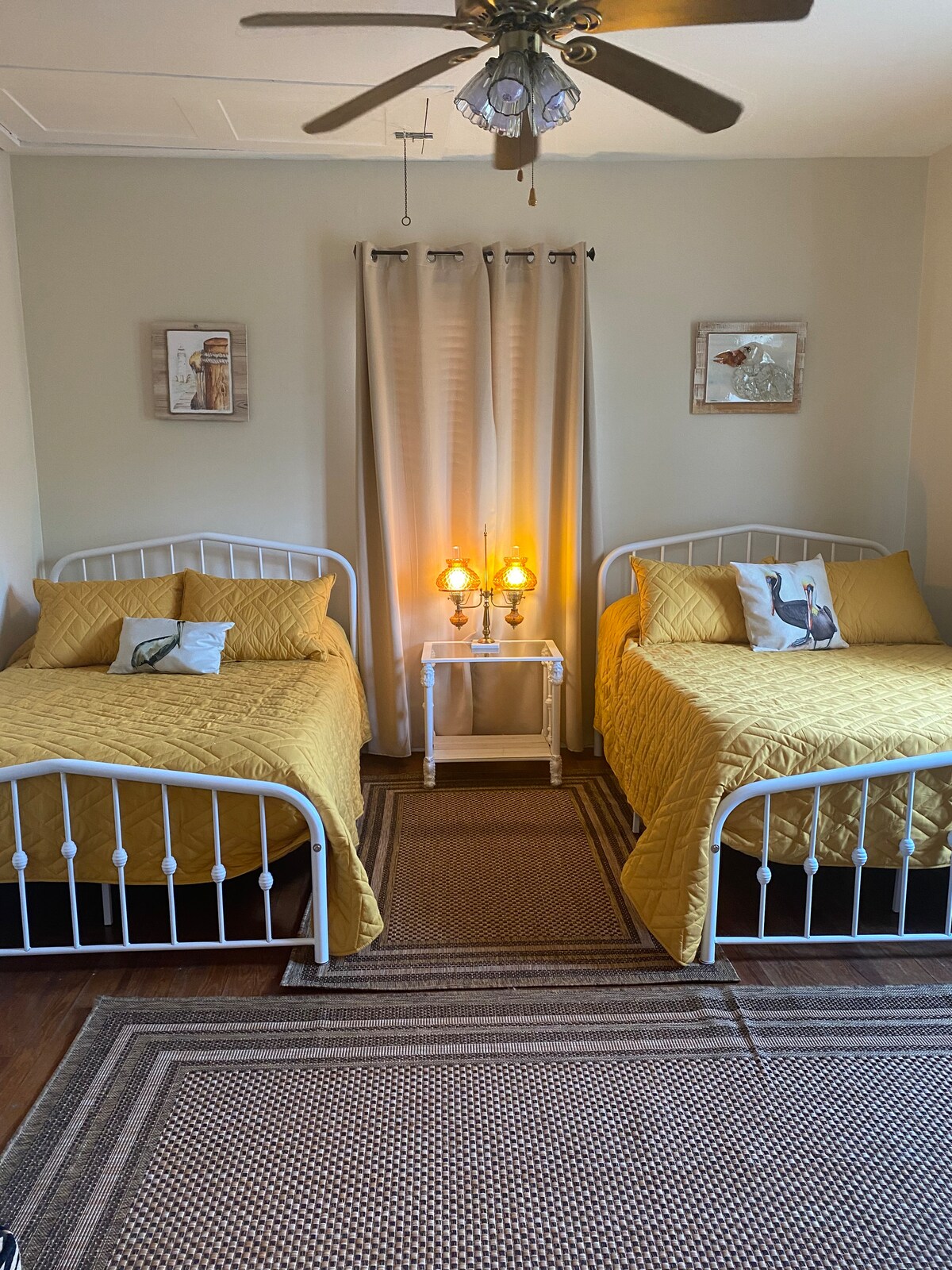 El gran dormitorio del medio tiene dos camas completas, además de asientos/rincón de lectura