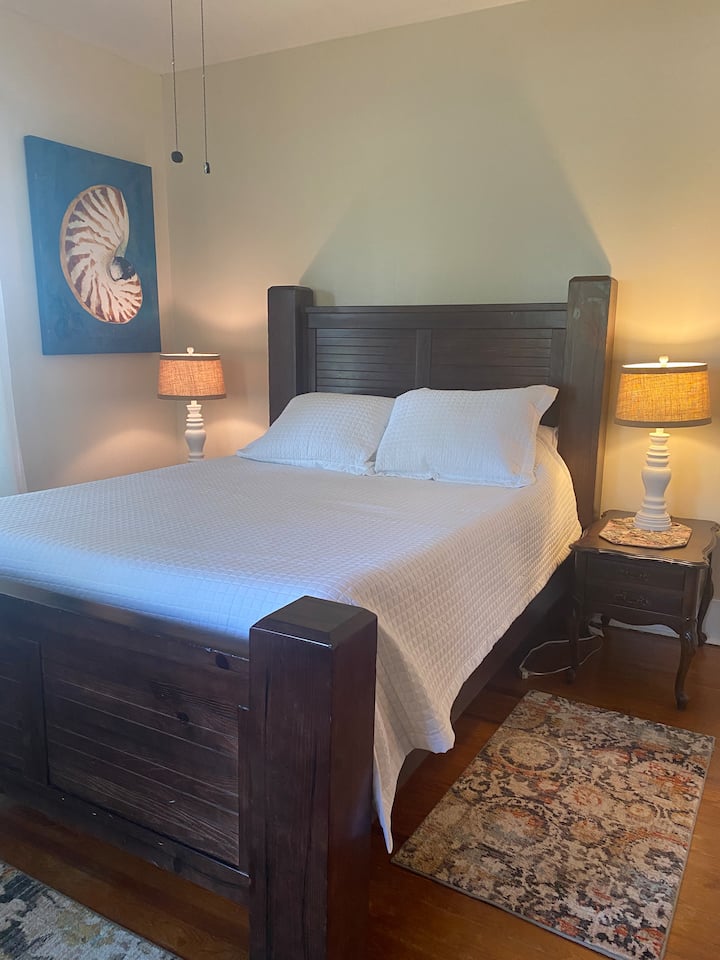 Prostrana prednja spavaća soba s prekrasnim drvenim namještajem za spavaće sobe i udobnim madracem od cool gel pjene