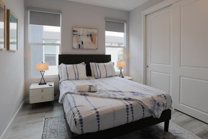 Dormitorio cuatro con cama tamaño queen