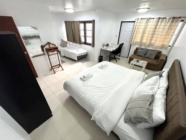 Home with 6 Bed / 5 Bath 5 Min Walk to BTS Asoke gallery image 2