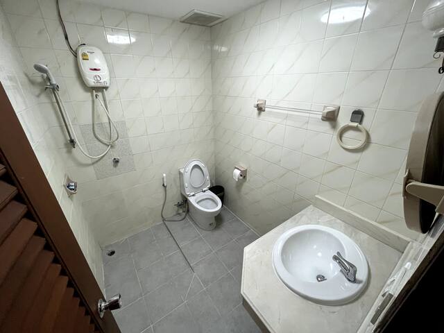 Home with 6 Bed / 5 Bath 5 Min Walk to BTS Asoke gallery image 3