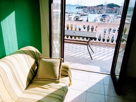 Top Airbnb: A3- Beautiful view of the sea, marina and old town in Općina Tribunj