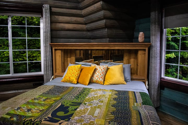 This is a king-size bed. (Bed 1) It also has the ability to be a flex bed allowing you to sleep in a zero-G or other position. It will be flat unless another configuration is requested. If you'd like, we can go over the bed controls with you!