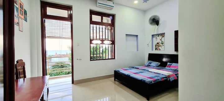 ห้องนอน - เฟอร์นิเจอร์เต็มรูปแบบ
เตียงคิงไซส์ 1.6 ม. - 2 ม.
เครื่องปรับอากาศพัดลมตู้เสื้อผ้าโต๊ะทำงานและเก้าอี้