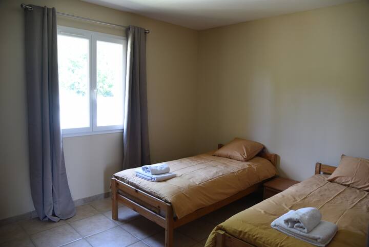 卧室2 ：简约舒适的氛围。