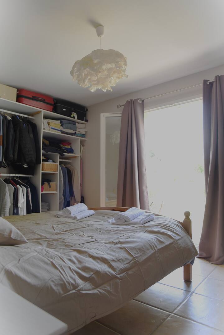 卧室1 ：主卧。 在您来之前，我会带上我的行李箱并清理我的物品。