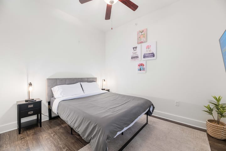 Bedroom with queen size bed and nightstands with lamps on each side