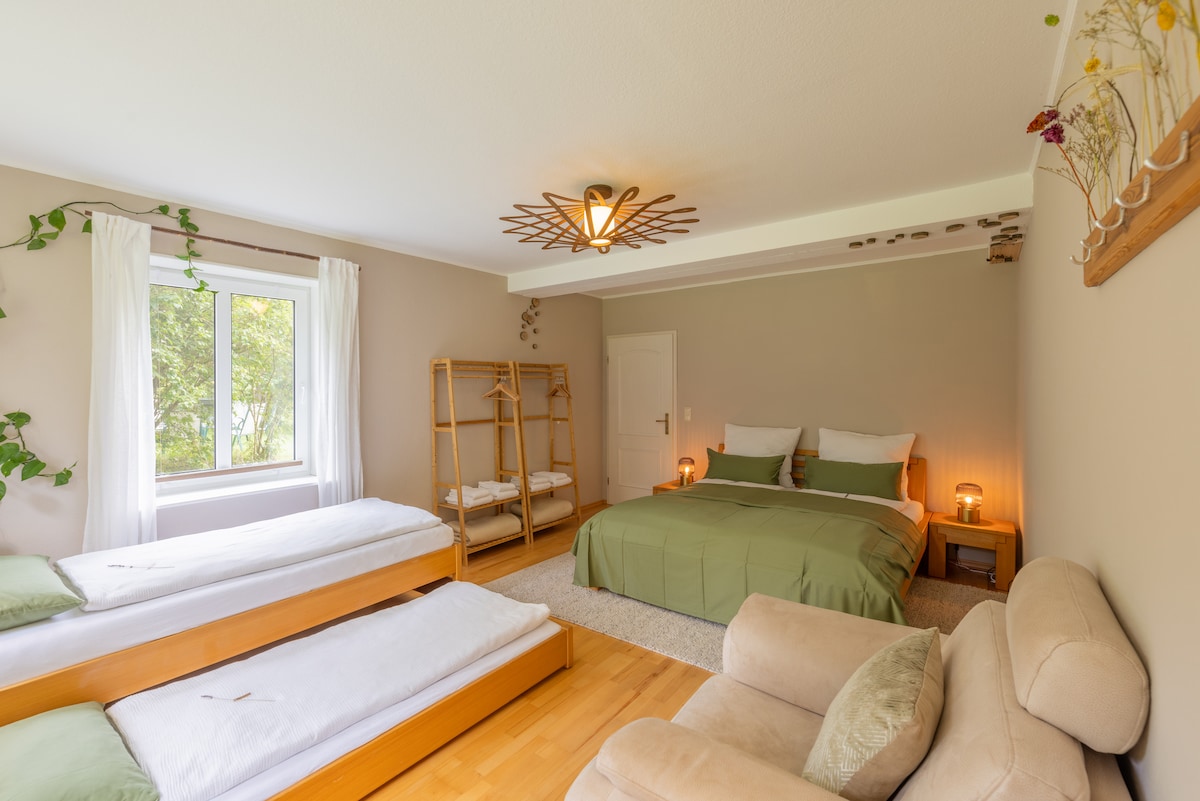 Schlafzimmer groß, unten:
1 Doppelbett + 2 Einzelbetten 
oder 
1 Doppelbett + 1 Einzelbett + 1 Babybett