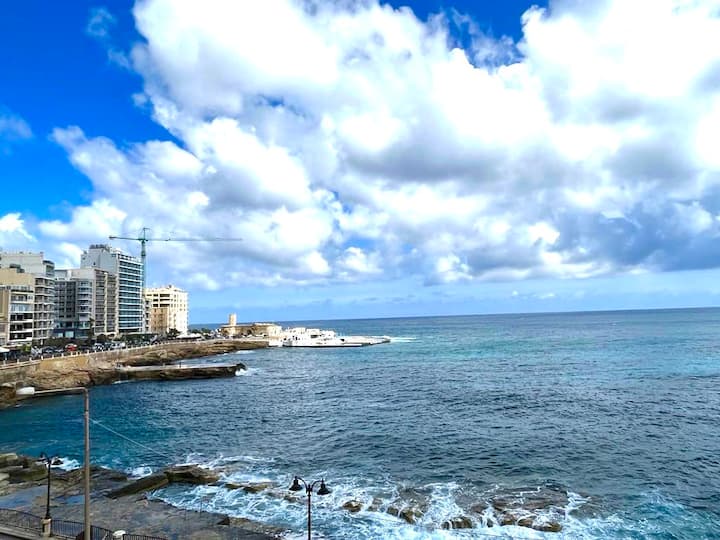 Luxurious Seafront Apartment In Heart Of Sliema - Malta