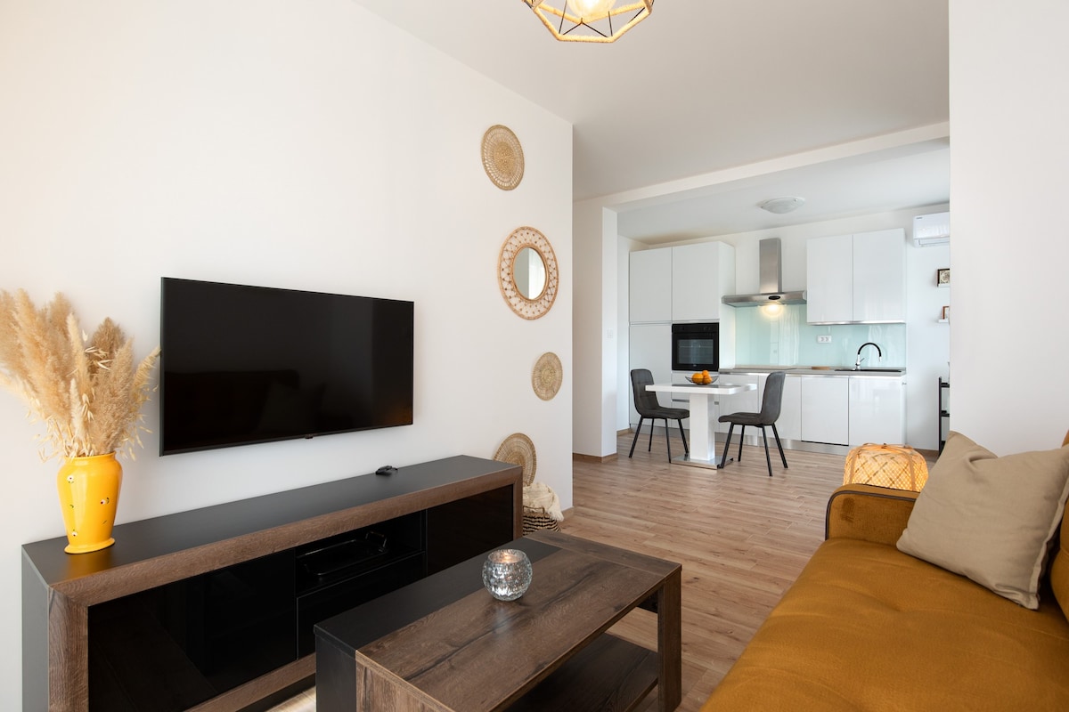 סלון עם טלוויזיה עם מסך שטוח