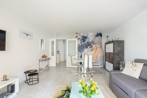 Top Airbnb: Nice F2 apartment with terrace close to the beach. in Saint Raphaël
