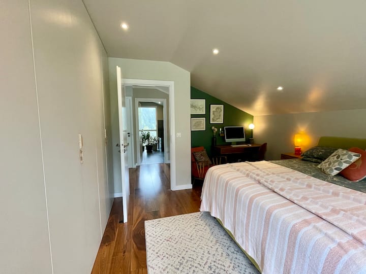 ห้องนอนใหญ่มีเตียงขนาด 180 ซม. x 200 ซม.