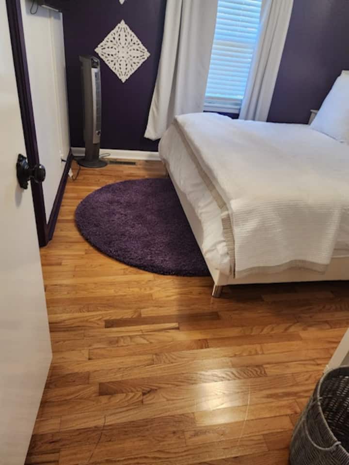 Основна къща, спалня 1 със специално бюро